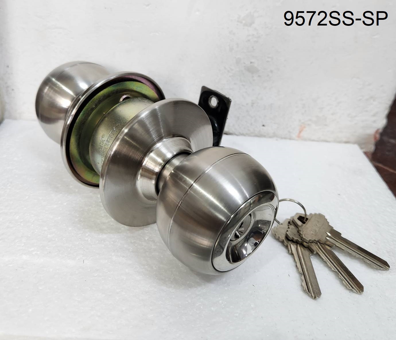 ลูกบิดประตูแจ๊ค ลูกบิดจานใหญ่ ลายสองกษัตริย์ สีสแตนเลส ทรงกลมแป้น รหัส 9572SS-SP